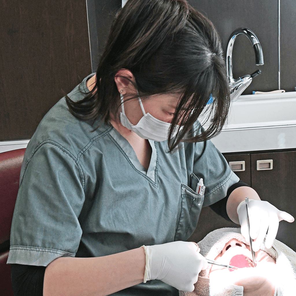 ①カウンセリング風景 ②③診療風景