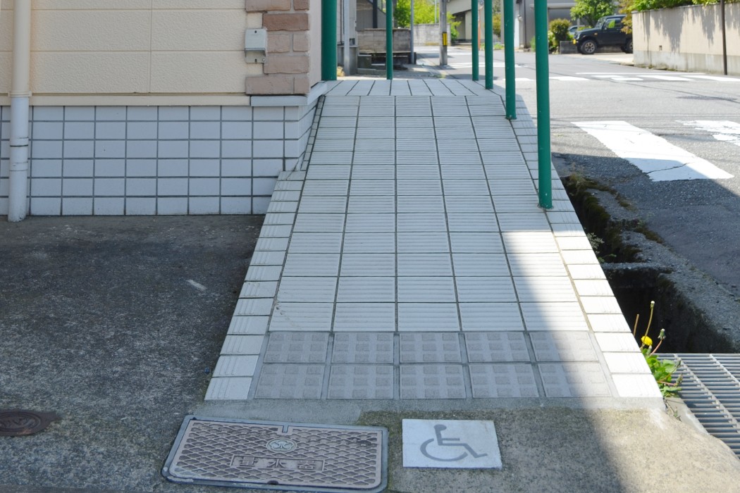 エントランスはスロープとなっています