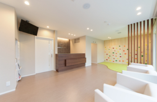 ①クリニック外観　②受付・待合室　③診察室