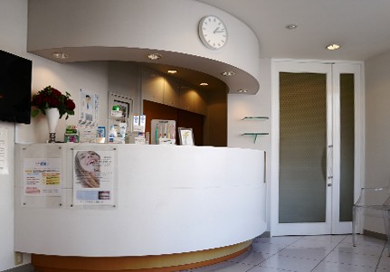 ①外観②受付③診療室