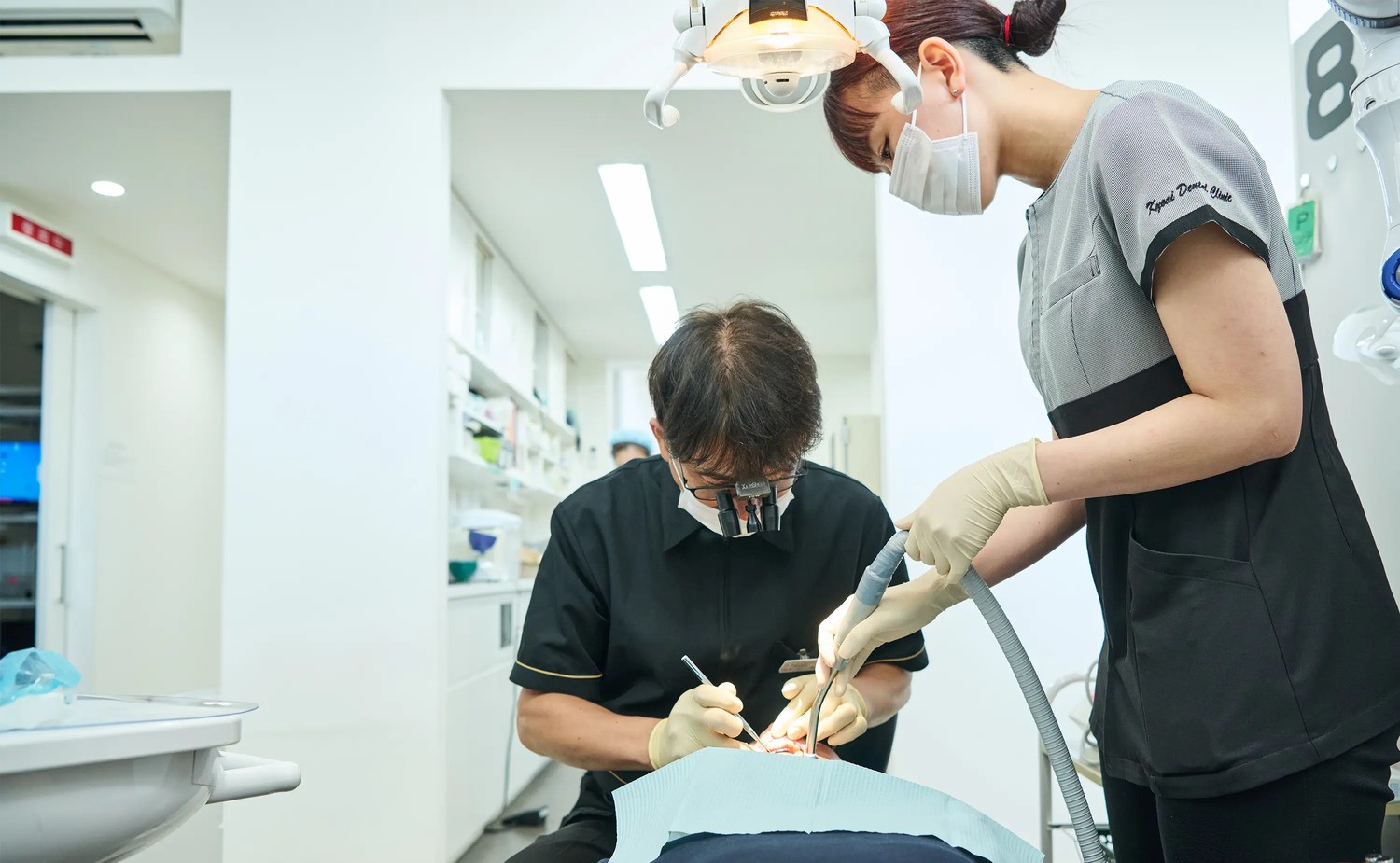 ①診療風景 ②待合室 ③医院外観