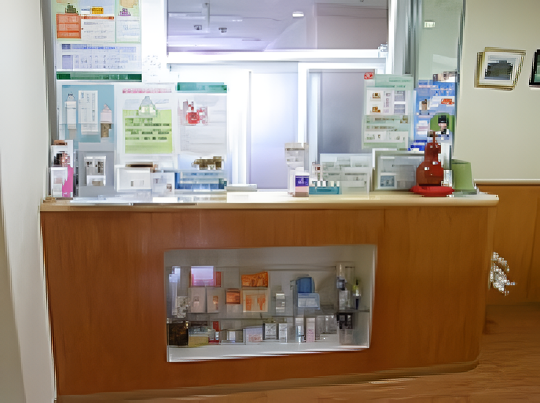 ①外観 ②受付 ③待合室