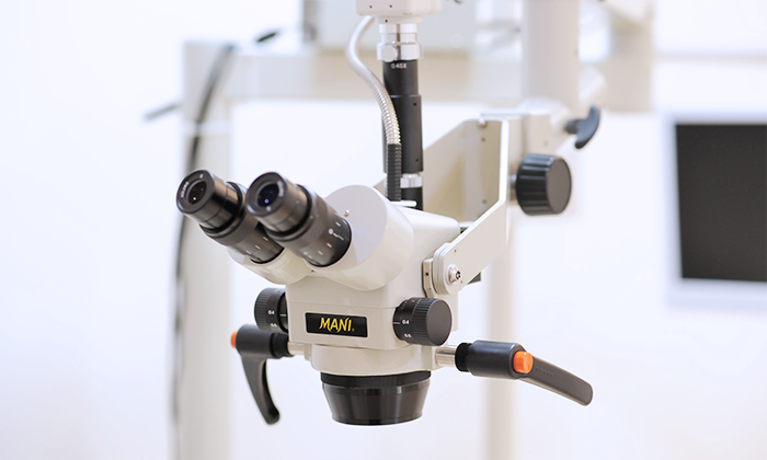 マイクロスコープを用いてできるだけ削らない治療を行います。