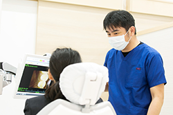 ドリルや麻酔をほとんど使わずに、痛みに配慮した治療を実現