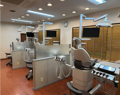 ①外観②入り口③診察室