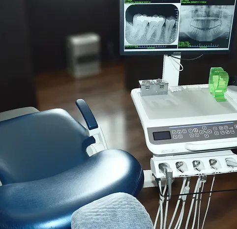 ①クリニックの外観 ②半個室の診療室 ③診療室にある口腔外バキューム