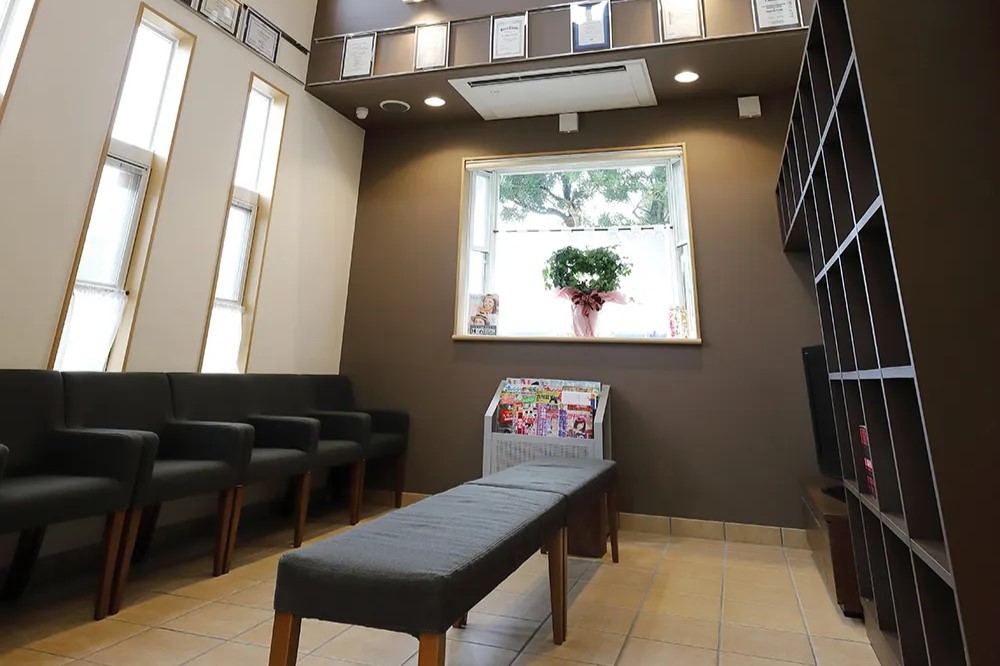 開放的な待合室でリラックスしてお待ちください