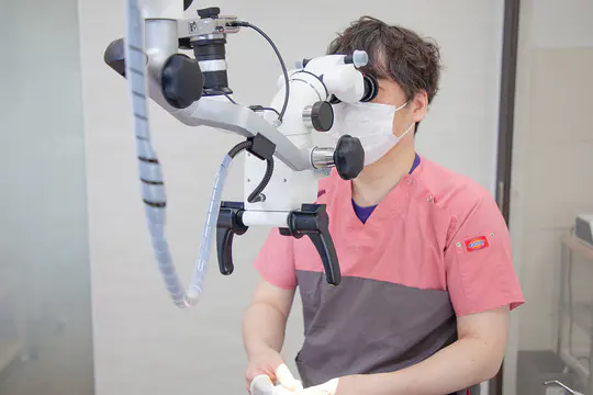 マイクロスコープを用いた精密な治療を提供可能です。