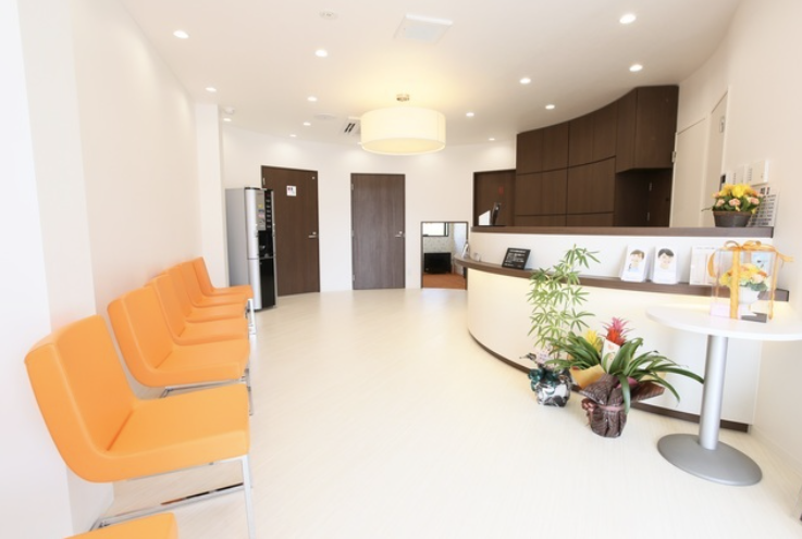 ①クリニック外観　②受付・待合室　③キッズスペース