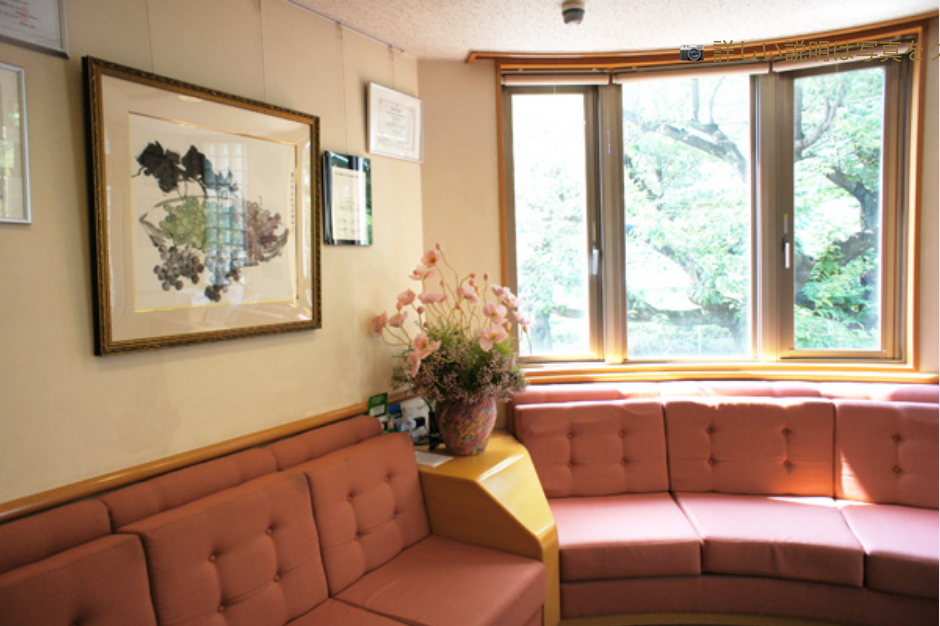 ①クリニック外観②待合室③診療チェア