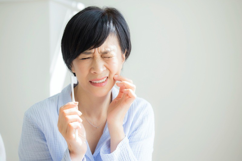 検査とカウンセリングを行い、歯周病の有無や進行度を丁寧に確認します。