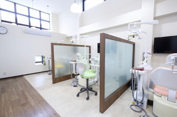 ①外観②待合室③診療室