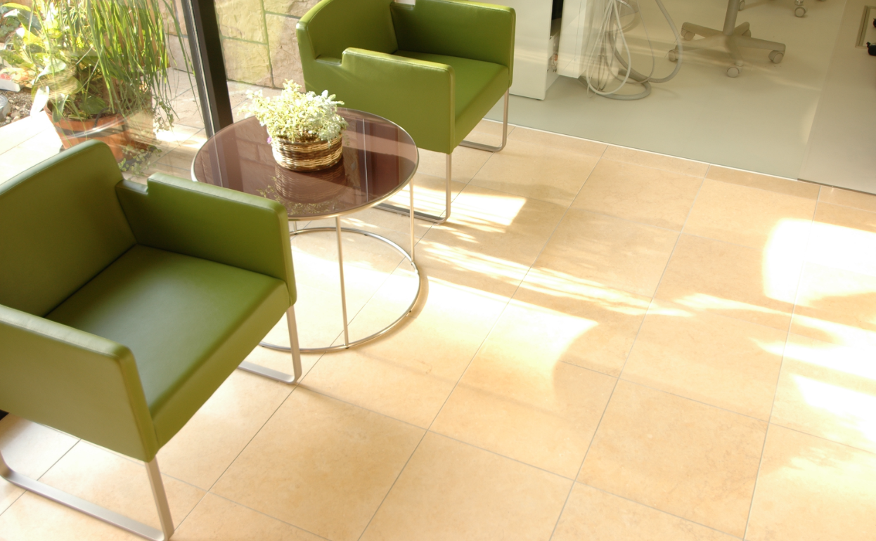 サロンのような待合室にてリラックスしてお待ちください