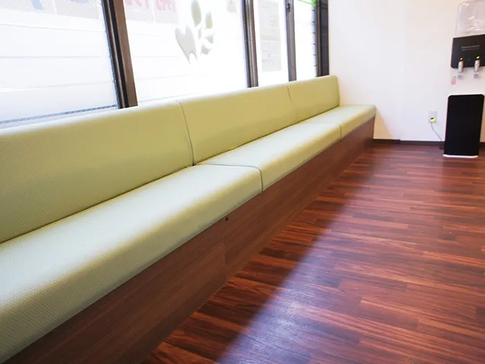 ①クリニック外観②受付③待合室