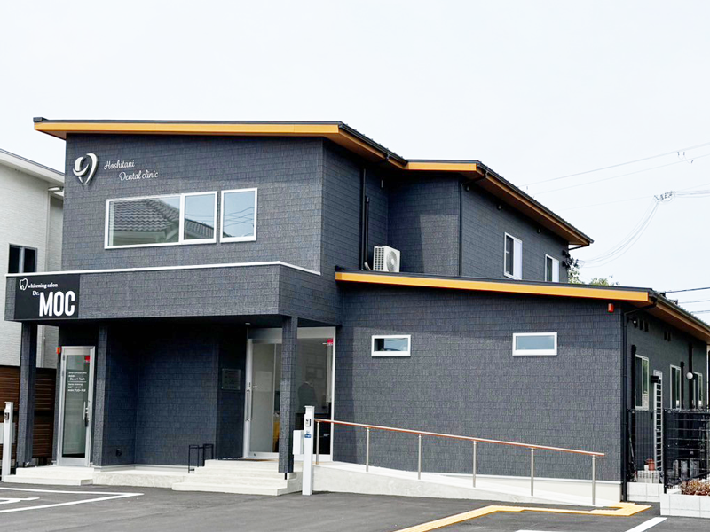 ①クリニック外観②待合室③診療チェア