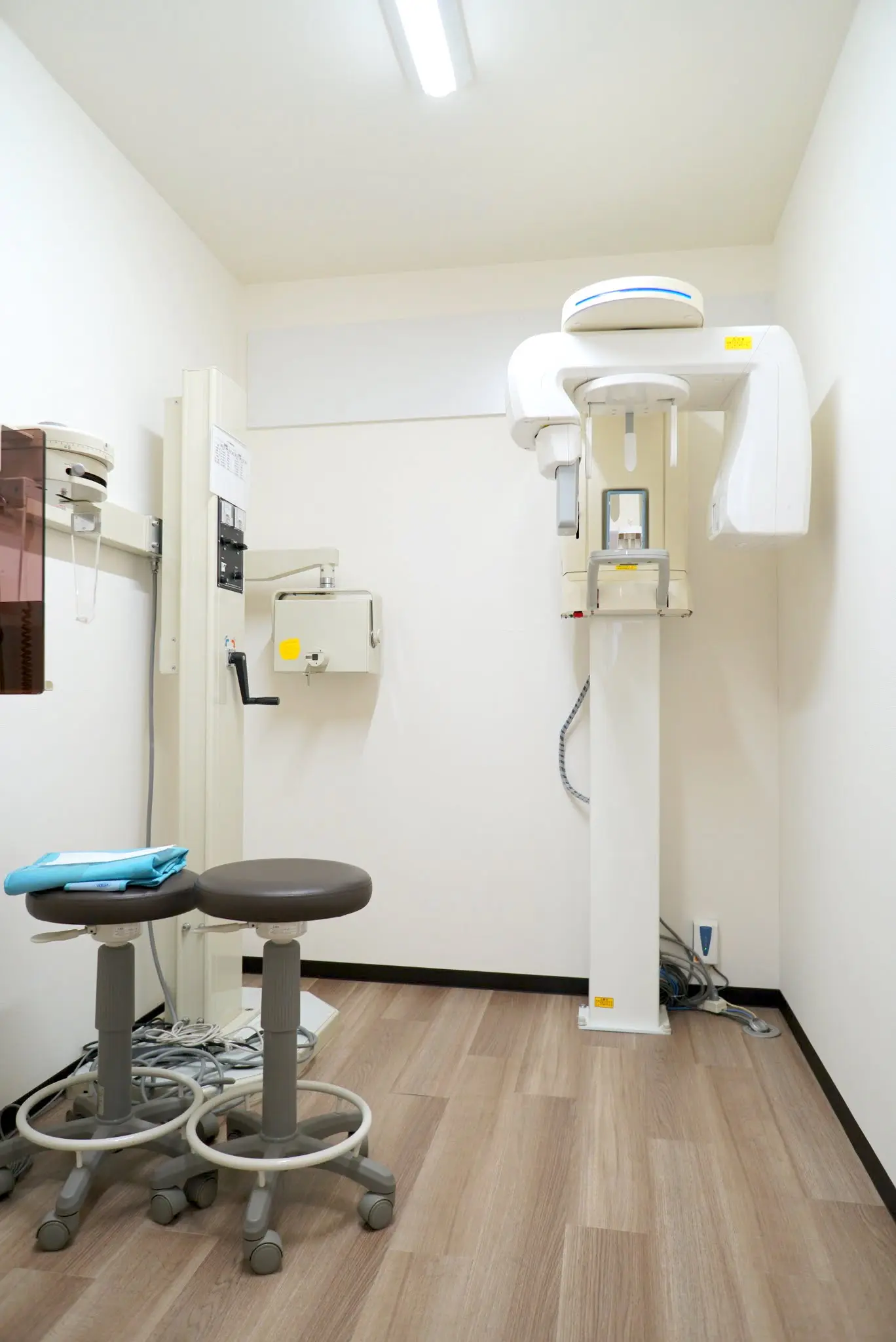 残された歯を守る視点からも、インプラントを重要な選択肢として位置づけています