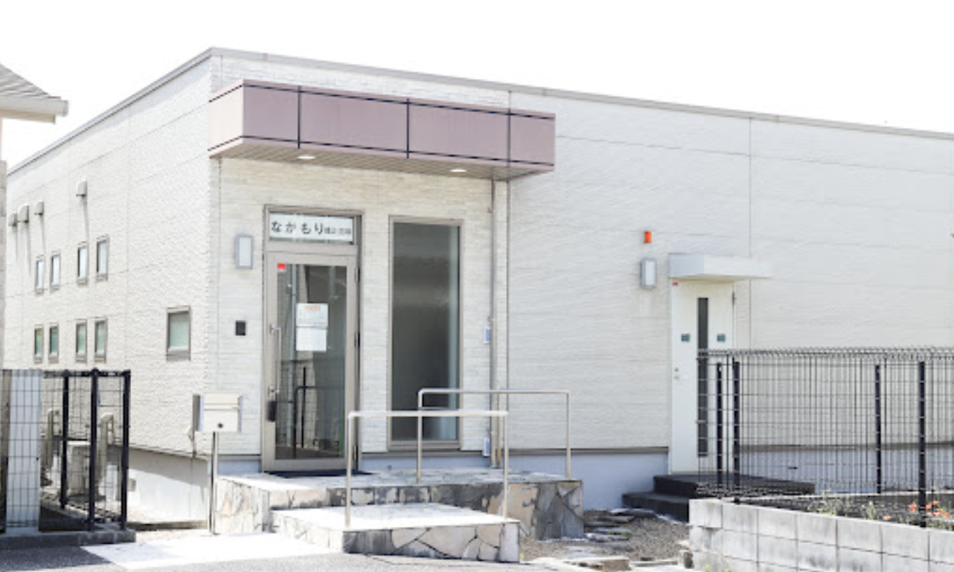 ①クリニック外観　②待合室　③受付