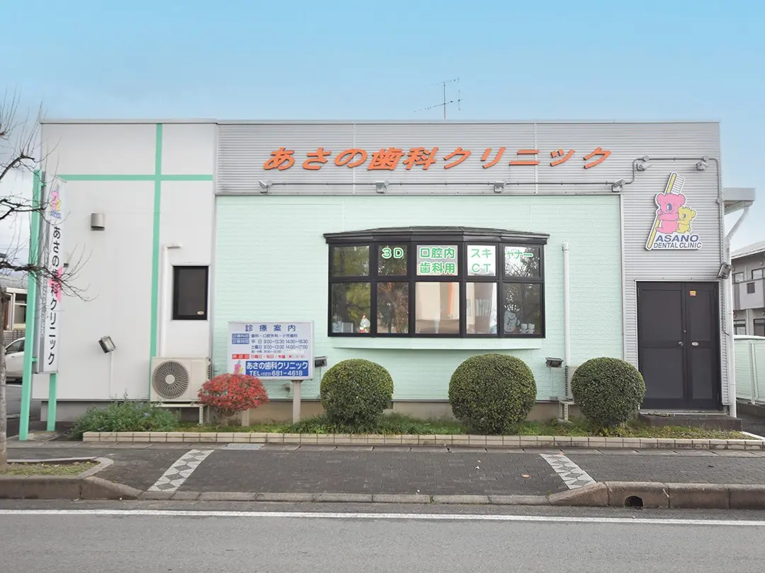 ①クリニック外観②受付③待合室