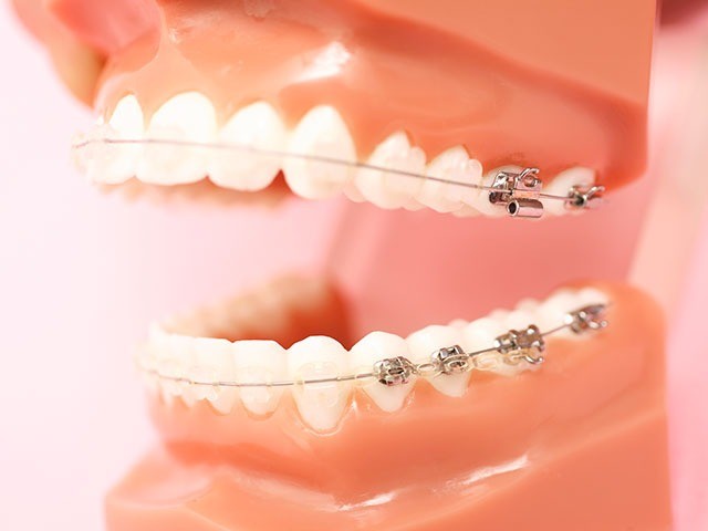 原則として自費診療となりますが、一定の条件を満たす場合に限り保険診療が適用されます。