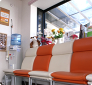 ①受付②待合室③診療チェア