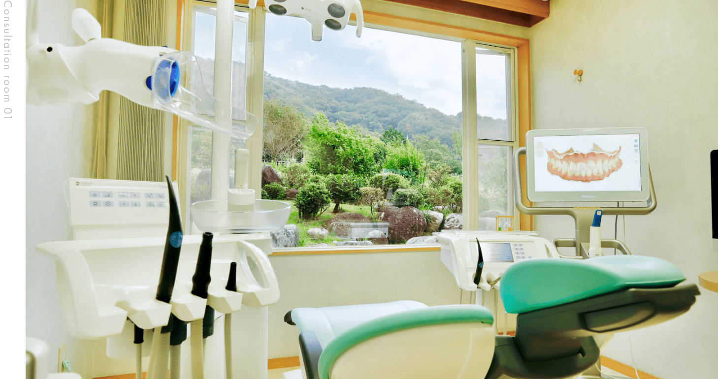 大きな窓により開放感のある診療室です