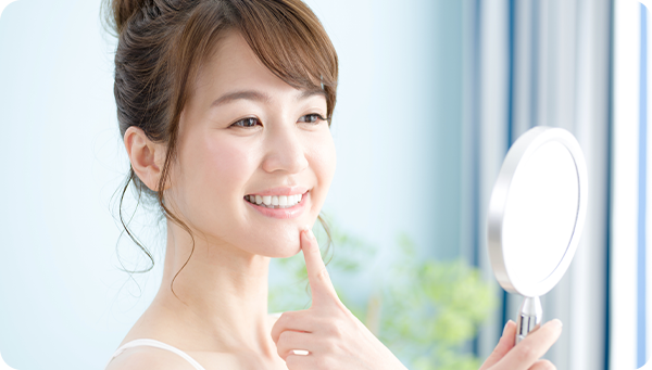 歯の色や素材を患者様と相談しながら、口元に調和する仕上がりを目指します。