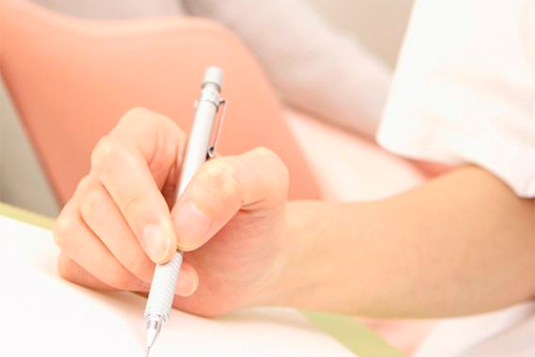 患者様一人ひとりの口腔状態に合わせたアドバイスとケアを行い、将来も自分の歯で食事を楽しめるようサポートしています