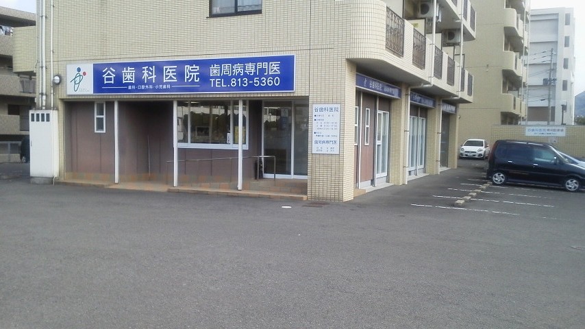 ①医院外観②駐車場完備③バリアフリー設計