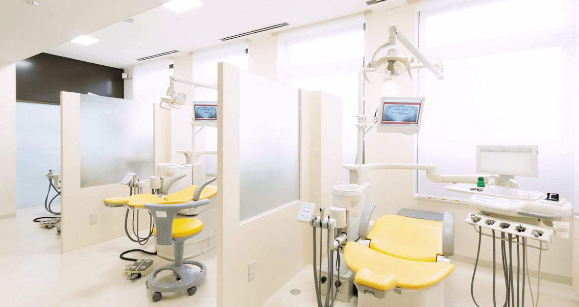 ①外観②受付③診療スペース