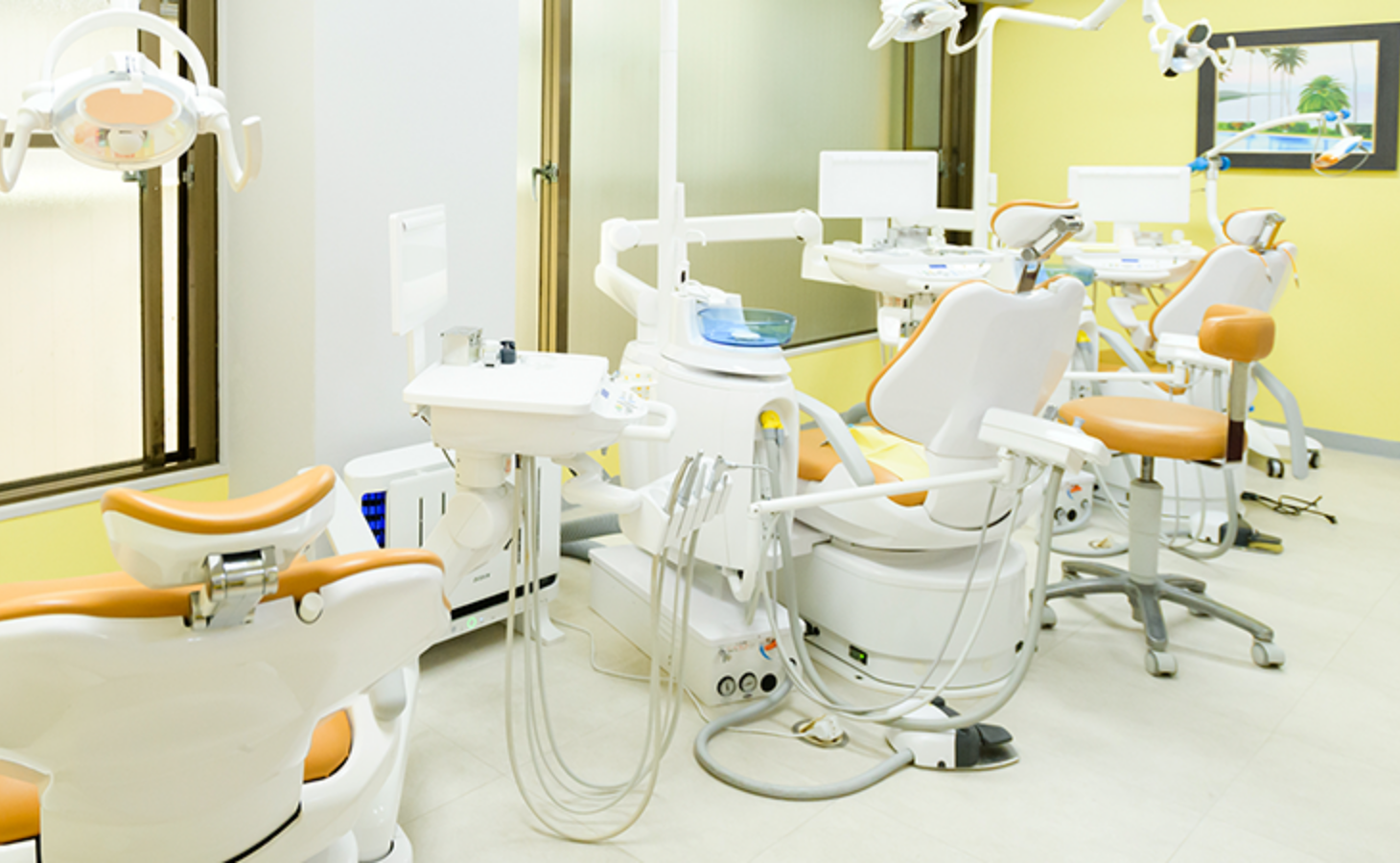 ①クリニック外観②受付③診療チェア