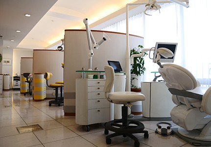 ①外観②受付③診療室