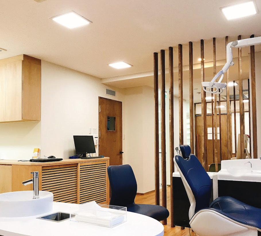 ①クリニック受付　②診察室　③待合室