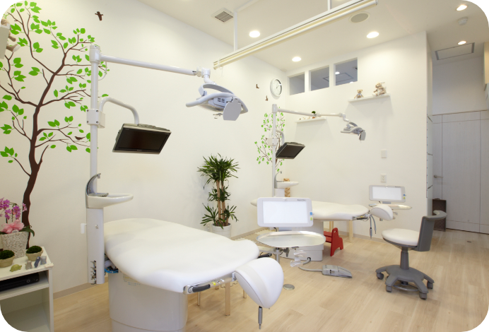 小児用チェアもご用意しています。フルフラットで負担が少なく、保護者同伴も可能です