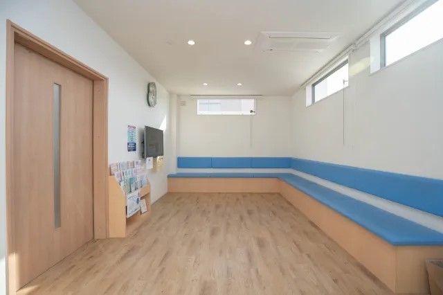 広々とした待合室でゆったりと過ごせます