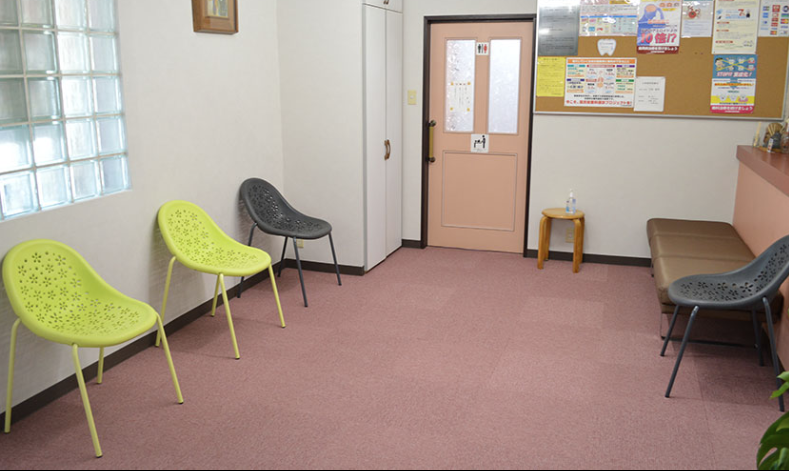 ①クリニック外観　②待合室　③個別診察室
