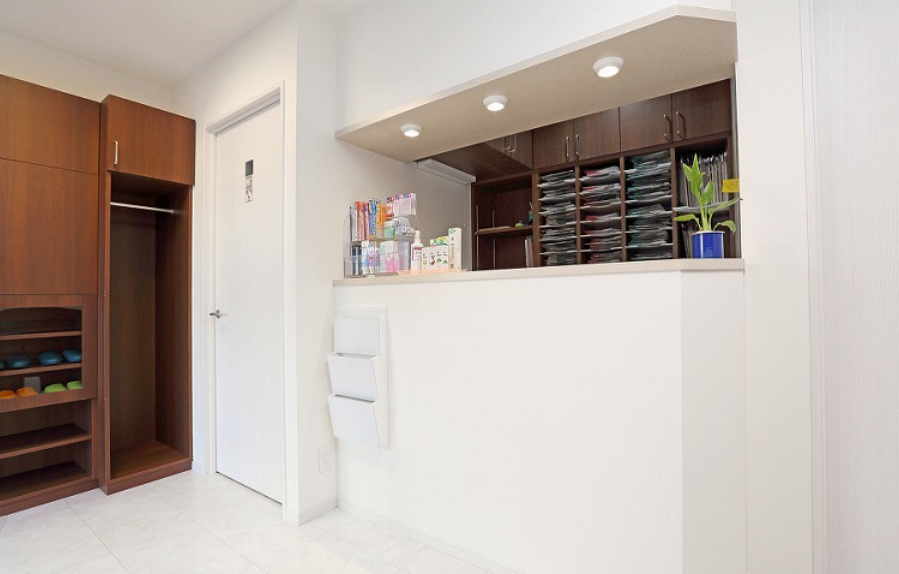 ①クリニック外観②受付③診療室