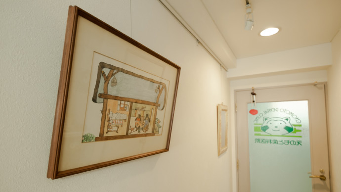 ①クリニック外観②診療室③院内