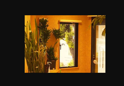 ①外観➁待合室③内観