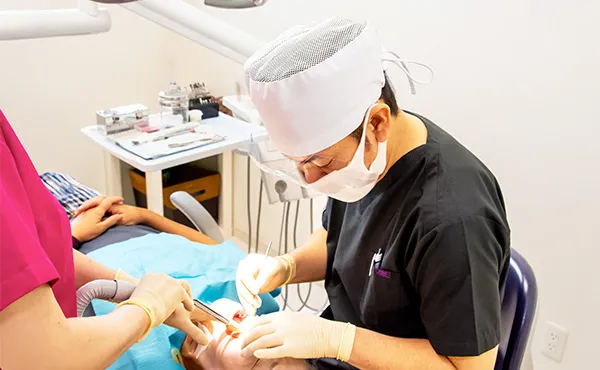 上杉歯科医院では、歯を失った場合の治療方法の一つとして、インプラント治療を提供しています。顎の骨に人工歯根を埋め込むことで、固定性の高い人工歯を装着し、天然歯に近い噛み心地と見た目を実現できるのが特徴です。取り外し式の入れ歯とは異なり、しっかりと固定される点で、食事のしやすさを重視する方に適した選択肢となっています。  治療は、カウンセリングから始まり、CT撮影や歯型の採取、シミュレーションなどを通じて慎重に計画されます。インプラント埋入後には、人工歯の装着と定期的なメンテナンスが行われ、長期的な安定を目