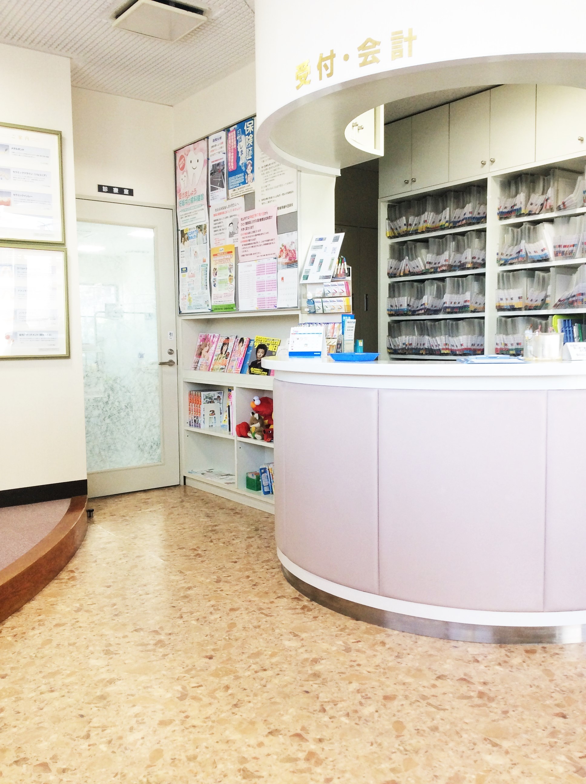 ①クリニック外観　②受付　③カウンセリング室