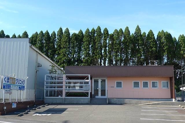 ①医院外観②待合室③駐車場