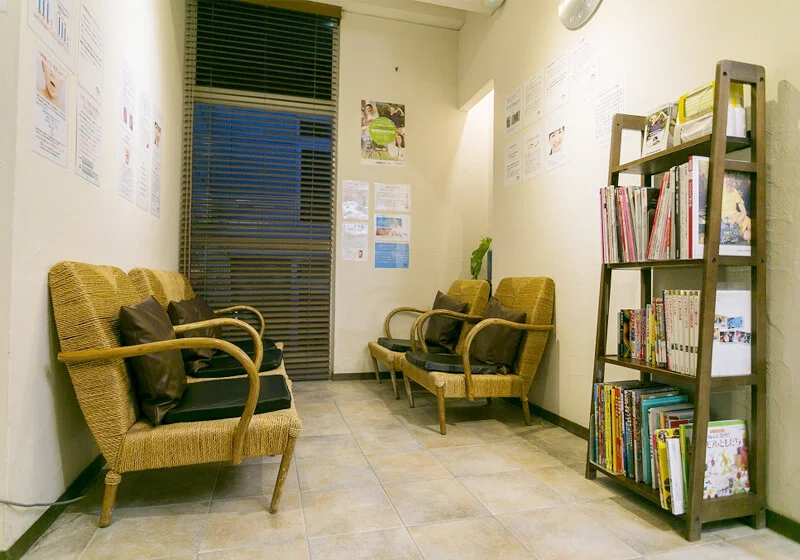 ①本院は「パルティー芦屋」の2階です ②受付 ③待合室