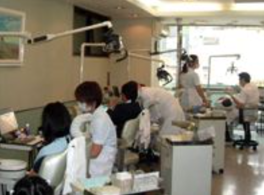 ①クリニック外観　②受付　③診療室