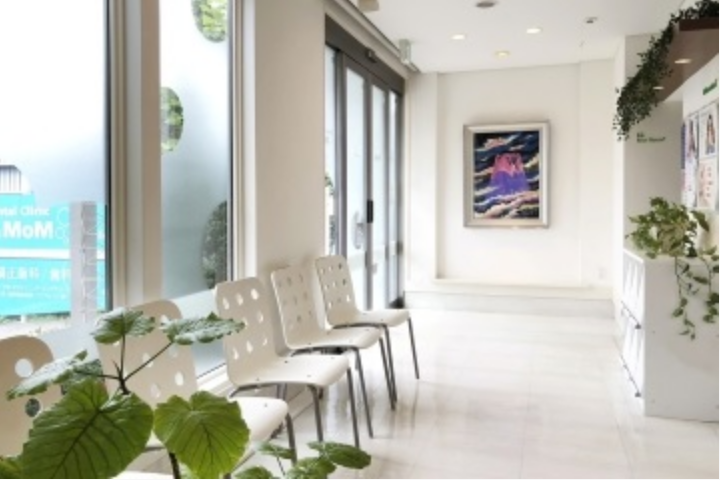 ①クリニック外観②受付③待合室