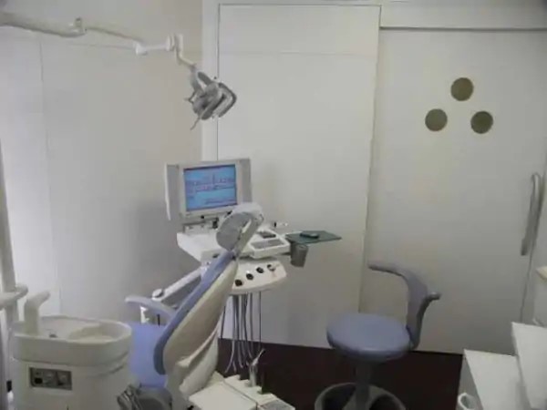 ①外観・受付②待合室③診察室
