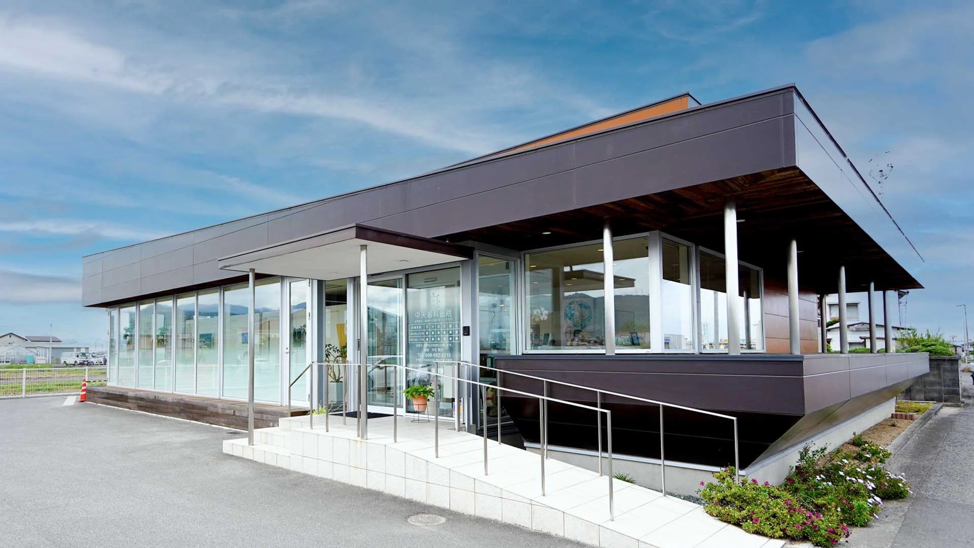 ①医院外観②受付③待合室