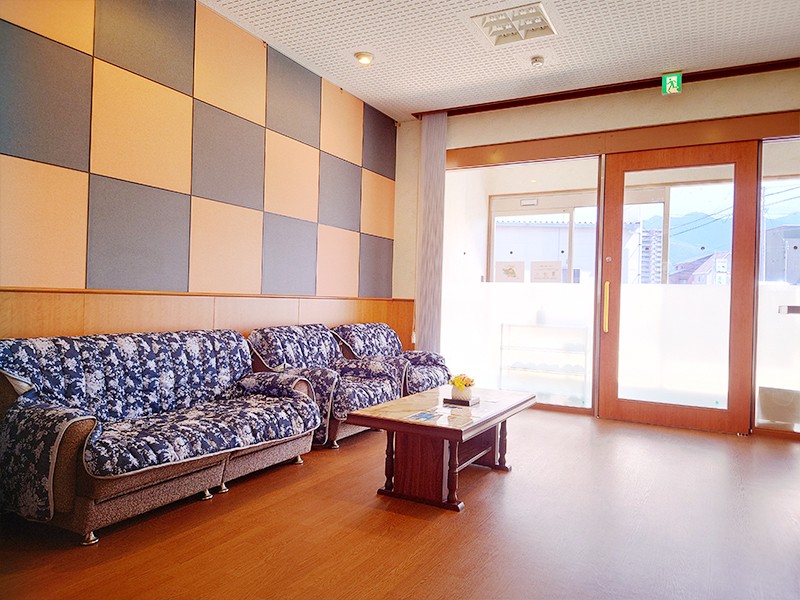 ①医院外観②受付③待合室