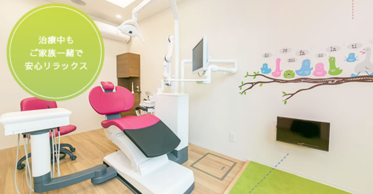 ①クリニック外観と内観②ファミリールーム③待合室