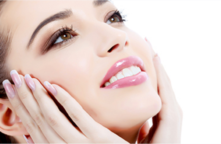 セレックシステムを完備。型取りの必要がなく、院内で正確に迅速に製作。