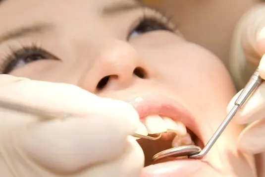 生まれ持った歯を可能な限り長く保つことを重視し、必要最小限の処置で治療が行われています